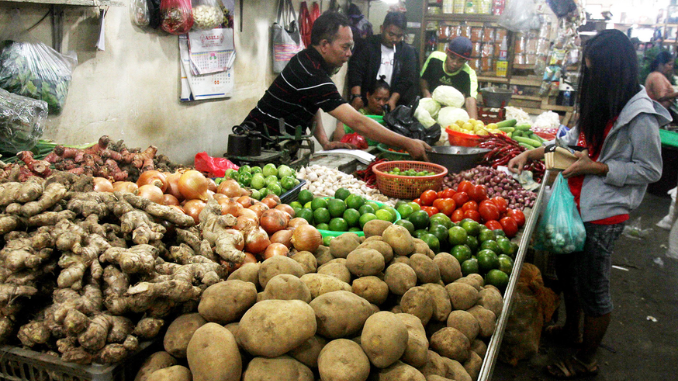 Harga yang berubah di pasar kemudian menekan daya beli, biaya usaha kecil, serta pengeluaran penting keluarga.